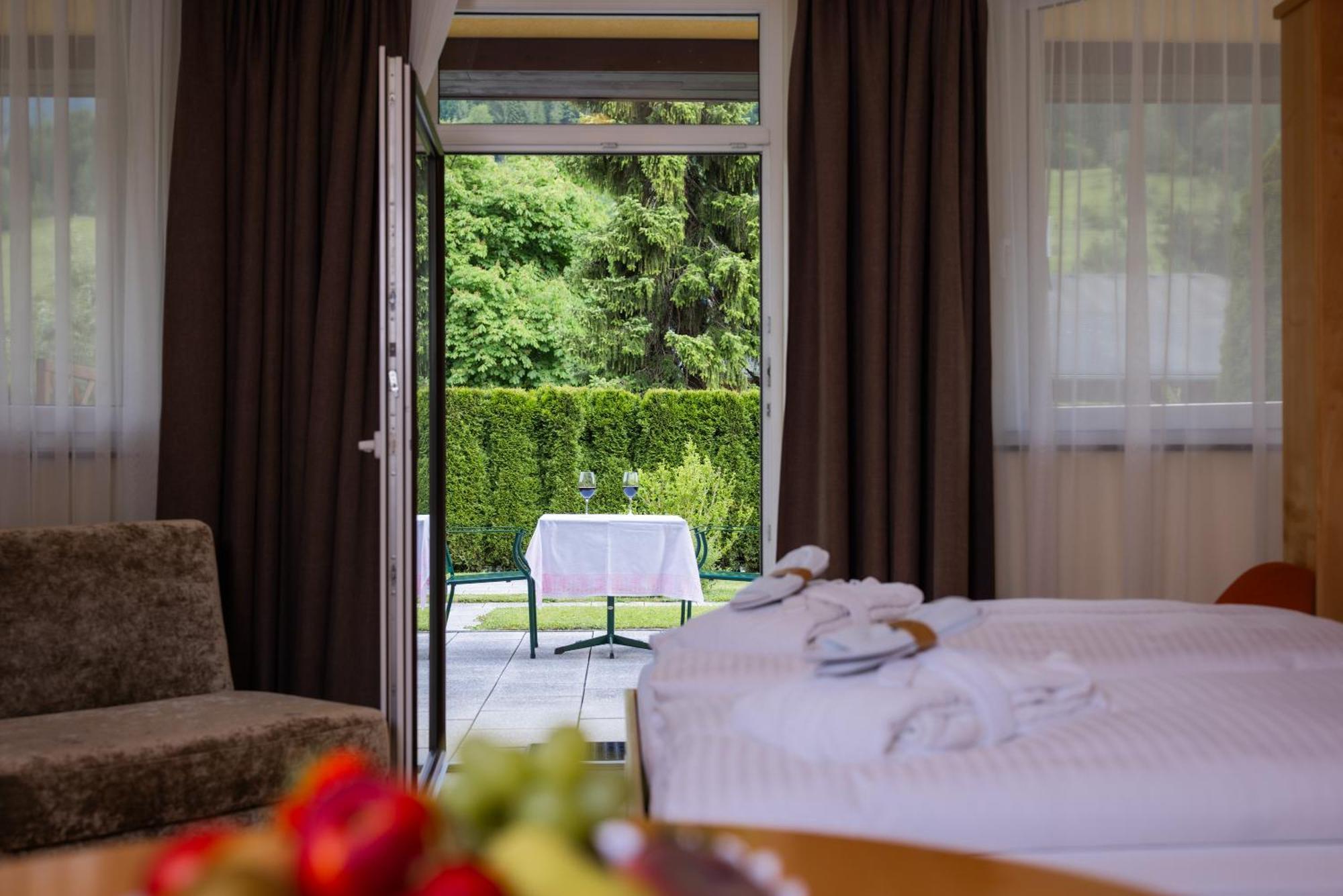 Alpine Spa Residence บาด ไคลน์เคิร์ชไฮม์ ภายนอก รูปภาพ