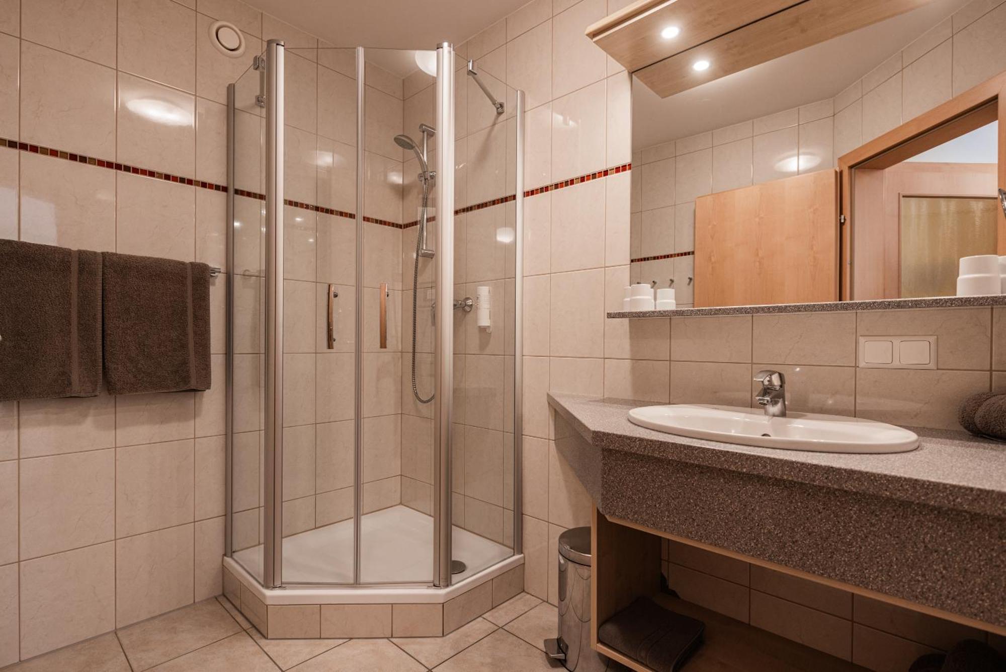 Alpine Spa Residence บาด ไคลน์เคิร์ชไฮม์ ภายนอก รูปภาพ