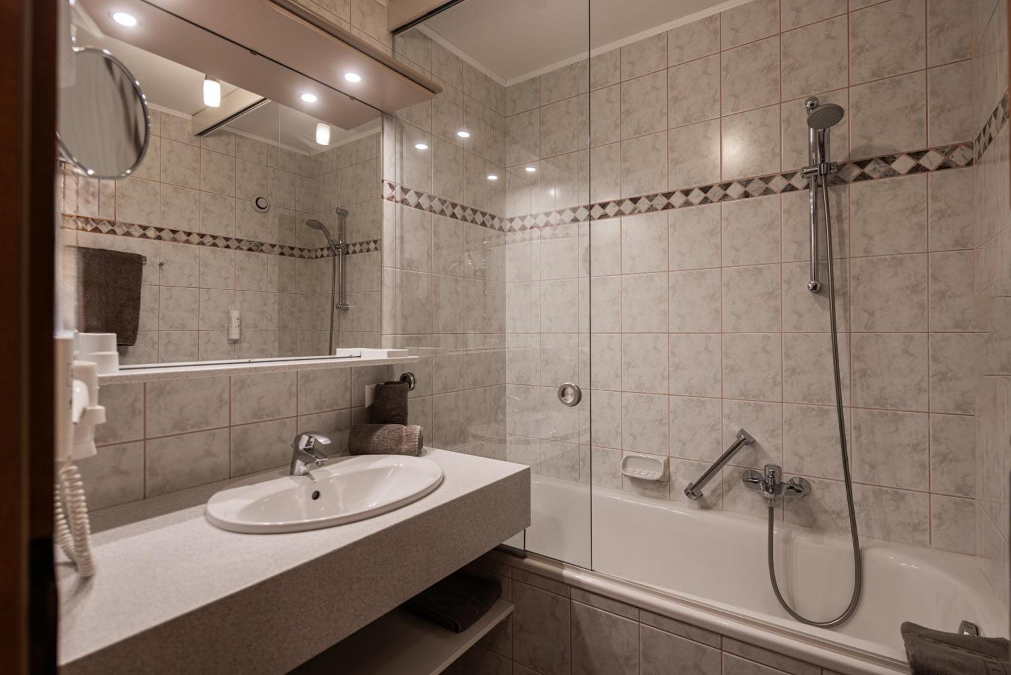 Alpine Spa Residence บาด ไคลน์เคิร์ชไฮม์ ภายนอก รูปภาพ